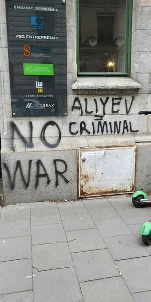 İsveç’te Azerbaycan Büyükelçiliği’ne ırkçı saldırı! Azerbaycan ve Cumhurbaşkanı İlham Aliyev hakkında çirkin ithamlar