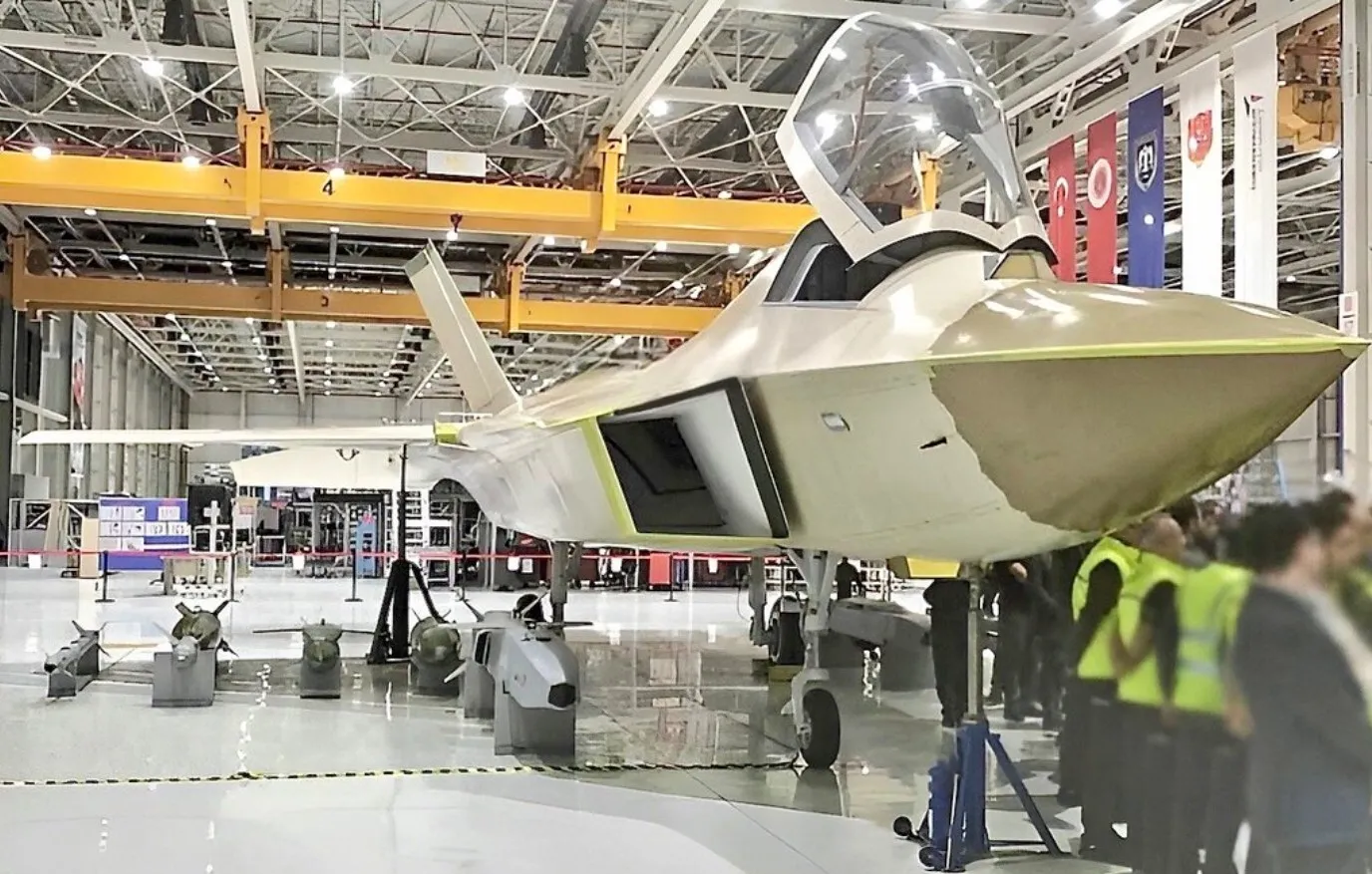 Milli Muharip Uçak'ın ayakları yere değdi! Türkiye'nin askeri havacılık alanındaki en ileri teknolojisi