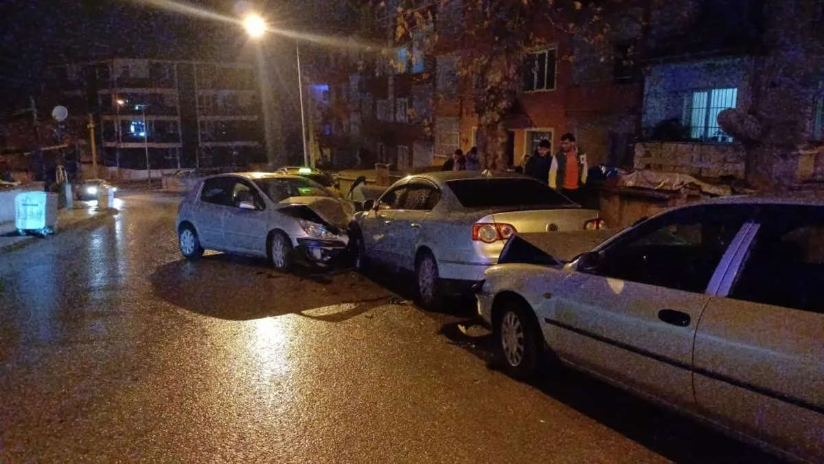 Park halindeki araçlara çarptı! Ortalığı savaş alanına çevirdi: Kayıplara karıştı