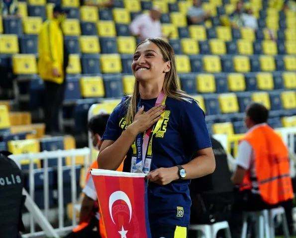 Buse Naz Çakıroğlu Kadıköy’de - 1
