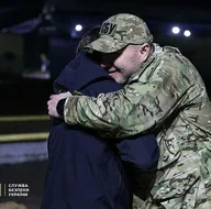 Dünyanın konuştuğu kareler! Başkan Erdoğanın çözüme kavuşturduğu esir takası işte böyle görüntülendi