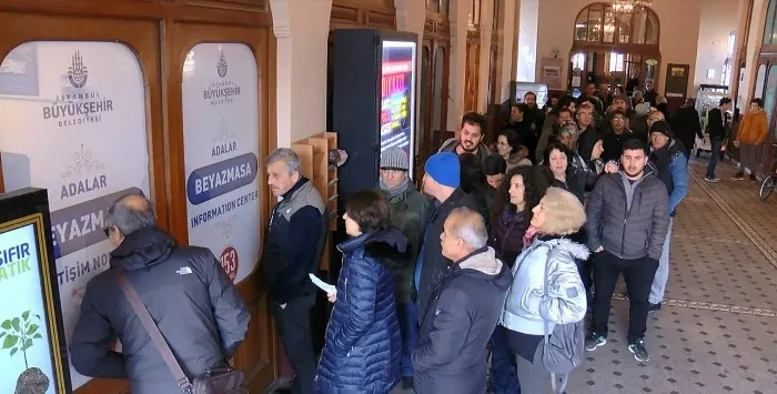 İBB'nin fahiş ulaşım zammı sonrası kart başvuru merkezi önünde kuyruk oluştu - 4