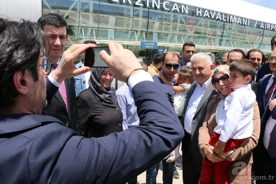 Erzincan'da Binali Yıldırım'a büyük ilgi! Yıldırım'ın yüzlerce hemşehrisiyle tokalaşması 1 saat 8 dakika sürdü 1