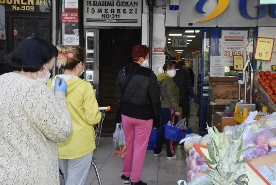 İzmir'de sokağa çıkma yasağı öncesi marketlerde yoğunluk yaşandı! Uzun kuyruklar oluştu - 1