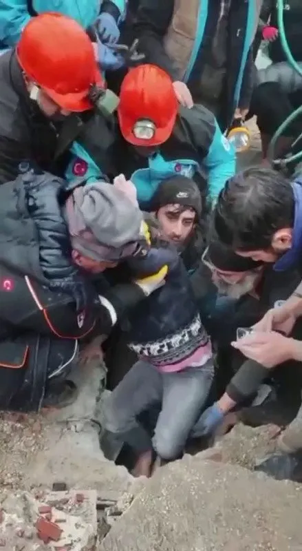 KAHRAMANMARAŞ'TA 7,4'LÜK DEPREM! Deprem bölgesinde kurtarma çalışmaları devam ediyor | İğne deliğinden çıkarıldılar