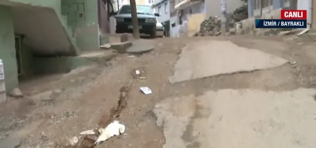 İzmir'de altyapı isyanı! Aşırı yağış sonrası köstebek yuvasına dönen yol çöktü - 5