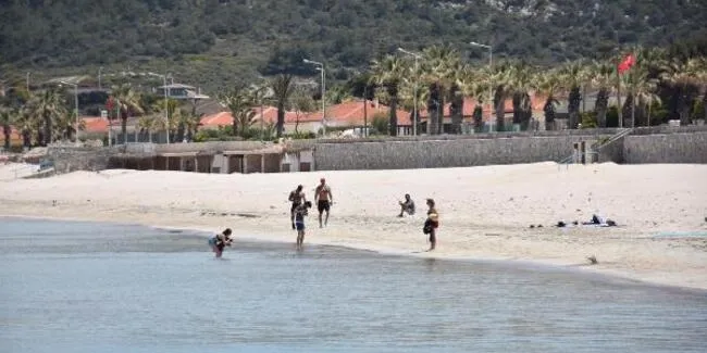 İzmir’de bazı vatandaşlar koronavirüs yasağına rağmen denize girdiler - 1