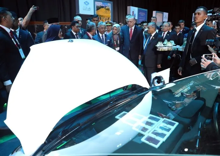 Başkan Erdoğan Kuala Lumpur'da! Oturumun ardından sergi alanını gezdi