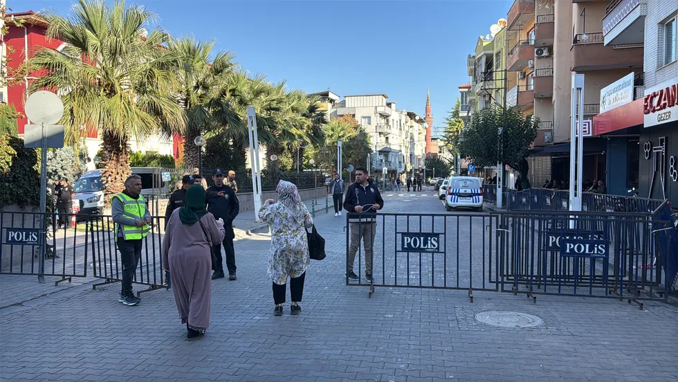 11-ogrencinin-yaralandigi-saldirida-7-zanli-tutuklandi-1790372717790.jpg 11 öğrencinin yaralandığı saldırıda 7 zanlı tutuklandı - 1