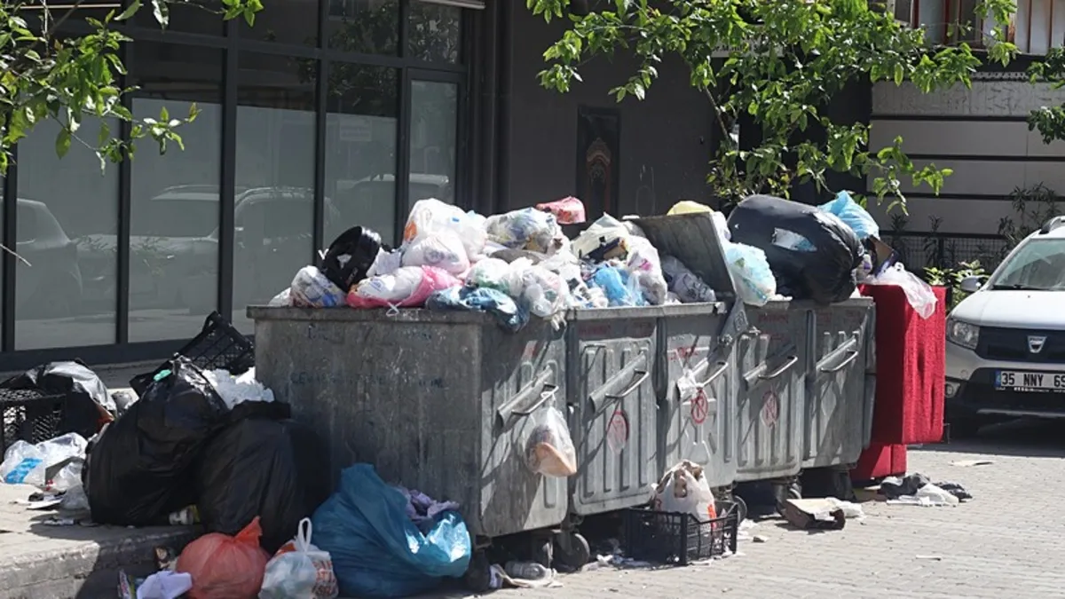 İzmir'de çöp dağları! Konteynerlerden sokağa taştı | Vatandaşlar isyan etti: Sağlık açısından tehdit oluşturacak