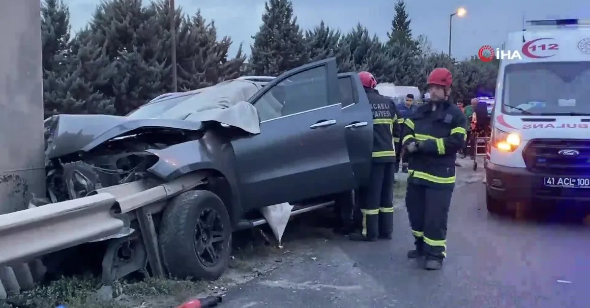 Araç bariyerlere saplandı sürücü camdan fırladı!