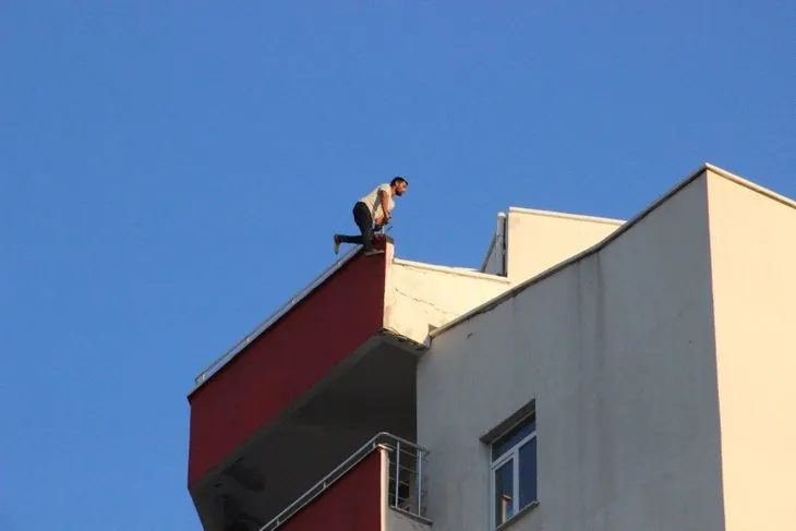 Karaman’da 12 katlı binanın çatısından atlayan gencin intiharı kameraya yansıdı