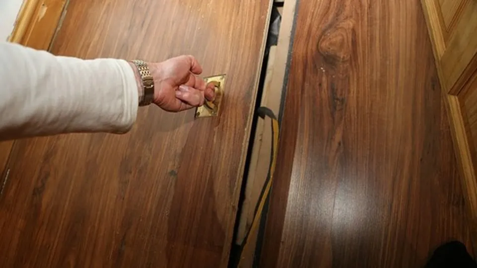 Yeni taşındığı evde gizli kapı buldu! Filmleri aratmadı...
