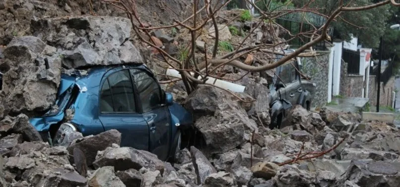 İzmir'de sağanak nedeniyle istinat duvarı çöktü! 4 araç altında kaldı