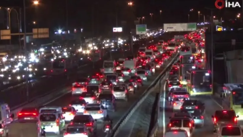 İSTANBUL’DA TRAFİK YOĞUNLUĞU YÜZDE 80! 