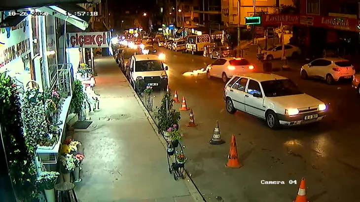 1603781324106.jpg Metrelerce havaya yükseldi! Yolun karşısına geçmek isteyen genç kadına otomobil çarptı - 1