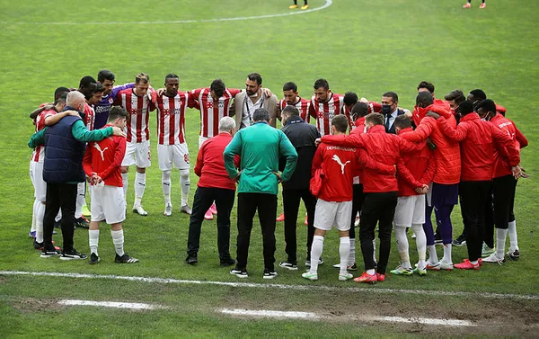 Süper Lig’de düğüm çözülüyor! Kritik cumartesi geldi!