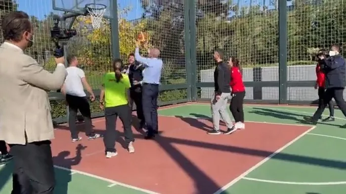 Son dakika: Başkan Erdoğan Ümraniye Millet Bahçesi’nde gençlerle basketbol oynadı