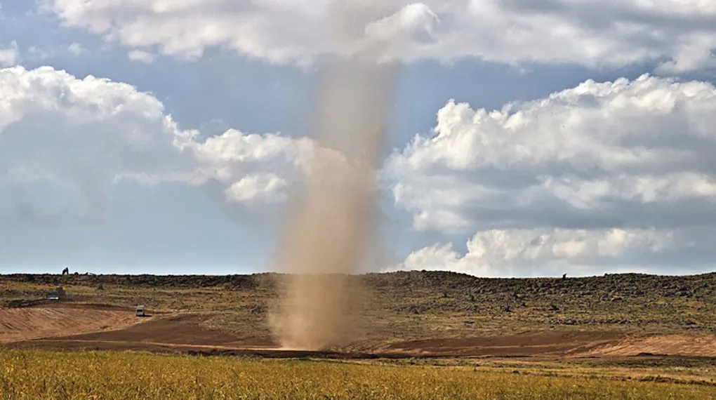 Ahlat'ta oluşan dev toz hortumu kamerada