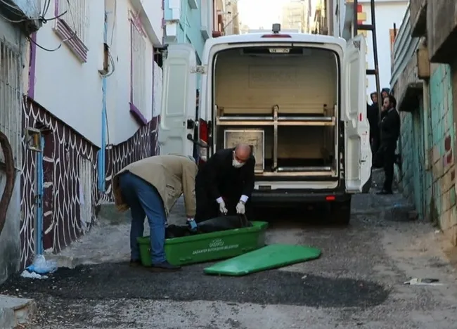 Gaziantep'te cani koca eşini beş çocuğunun gözü önünde bıçaklayıp elleriyle boğarak öldürdü