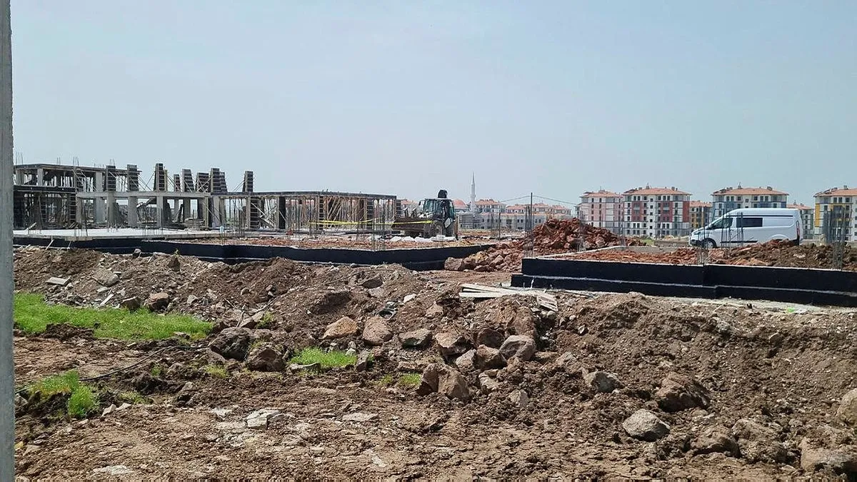 Üzerine inşaat demiri düşen işçi öldü