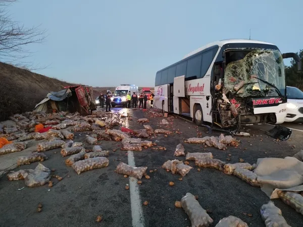 Son dakika: Tekirdağ'da kamyon ile otobüs çarpıştı: Feci kazada çok sayıda yaralı var! - 2