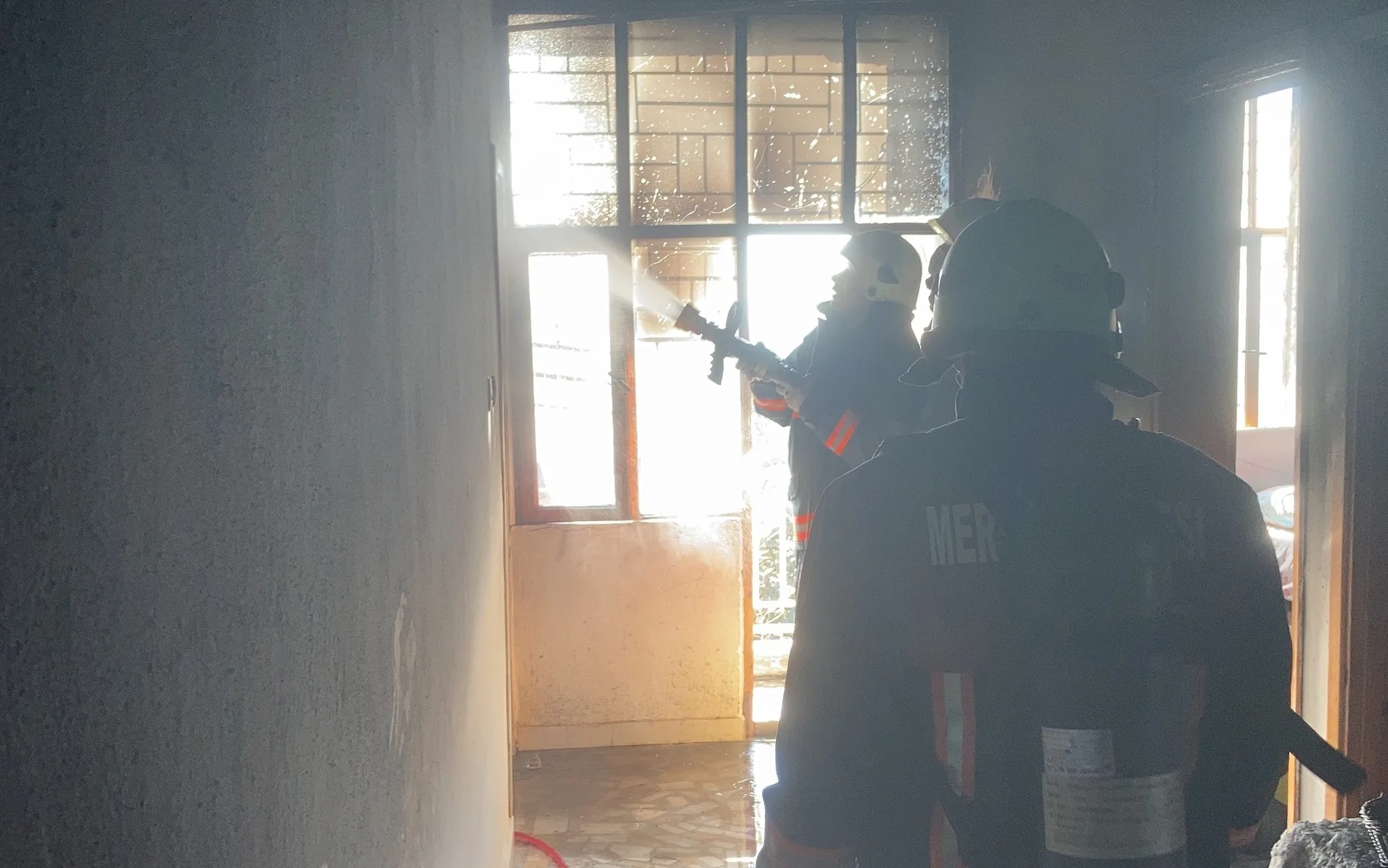 Mersin'de bir evde yangın: Çocuğunu alevlerin ortasından kurtardı