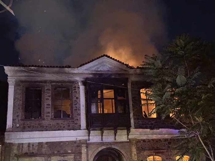 izmirde-alev-alev-yanan-tarihi-bina-kule-dondu-1715117494631.jpg İzmir'de alev alev yanan tarihi bina küle döndü - 1