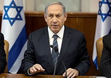 İsrailliler Netanyahu'nun heykelini yıktı