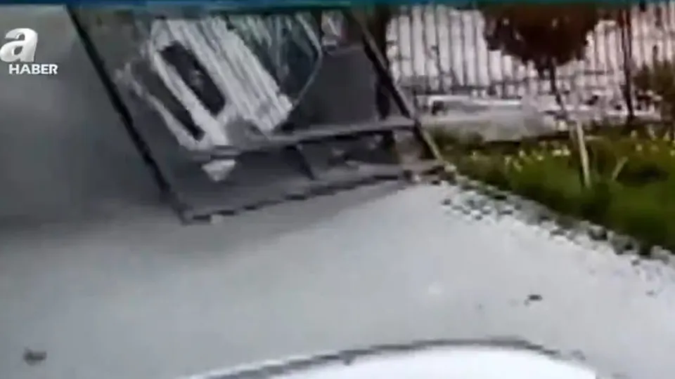 Virajı alamayan kamyonlar evlerin içine dalıyor! Ankara Büyükşehir’den hizmet bekliyorlar... İşte tehlike saçan o dik yokuş
