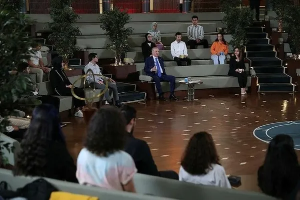 Son dakika: Başkan Erdoğan Adana'da! 81 ilden gelen on binlerce gençle buluştu | Gençlerimizin peşkeş çekilmesine izin vermeyiz - 13