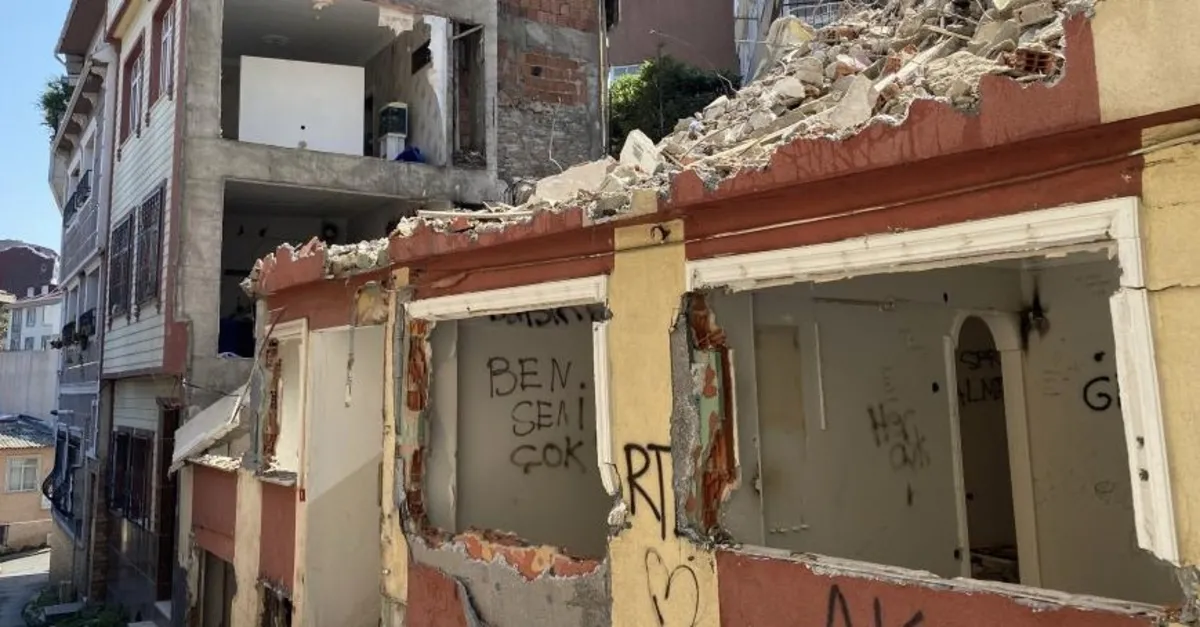 Fatih'te 3 evin duvarsız kaldı