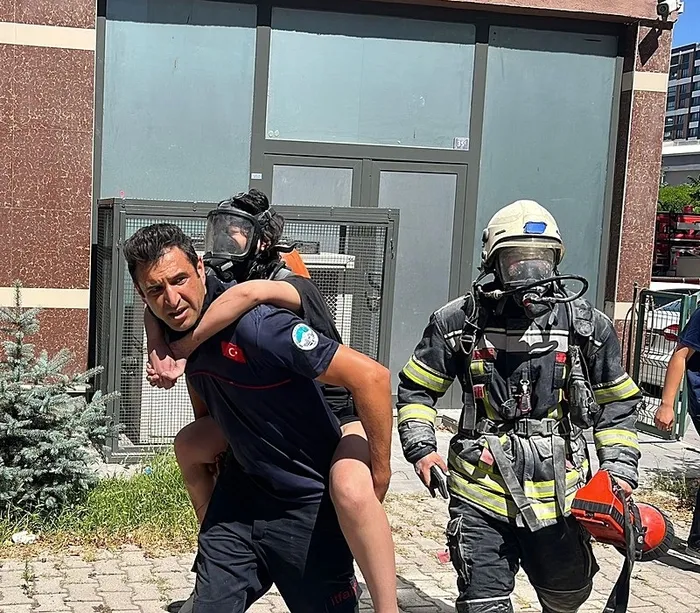 kayseride-14-katli-binada-yangin-mahsur-kalanlar-kurtarildi-1754901255697.jpeg Kayseri'de 14 katlı binada yangın: Mahsur kalanlar kurtarıldı - 1