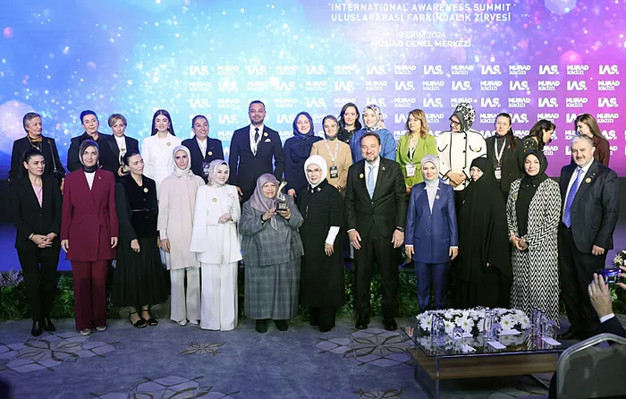 emine-erdogan-uluslararasi-farkindalik-zirvesinde-konustu-kadinlar-kalkinmanin-lokomotif-gucudur-1729360129091.jpg Emine Erdoğan, Uluslararası Farkındalık Zirvesi'nde konuştu: Kadınlar kalkınmanın lokomotif gücüdür - 4