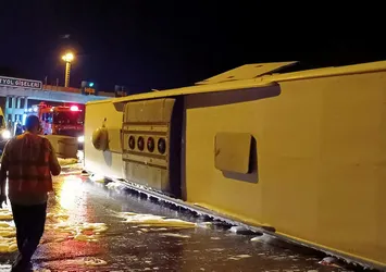 Yolcu otobüsü gişelere çarparak devrildi! Hatay'da feci kaza! Çok sayıda ağır yaralı var