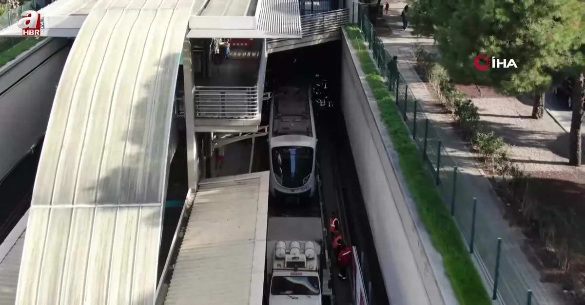 İzmir'de metro vagonu raydan çıktı
