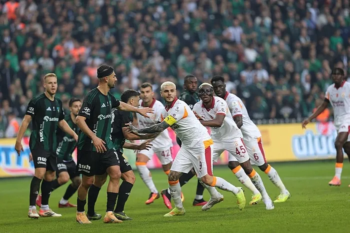 galatasaray-milli-araya-kayipla-girdi-sari-kirmizililar-sezonun-ilk-yenilgisini-aldi-1762704947323.jpeg Trendyol Süper Lig'in 12. haftasında Kocaelispor ile Galatasaray, Kocaeli Stadyumu'nda karşılaştı (AA)