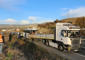 Kastamonu'da yolcu otobüsü TIR'a çarptı