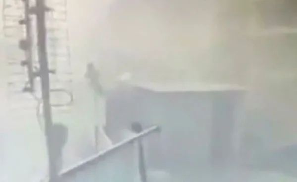 1672691211488.jpg İzmir'deki vinç faciası kamerada! İşçi yatakhanesinin üzerine böyle düştü! Görüntüler ortaya çıktı... - 2