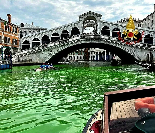 venedikteki-unlu-buyuk-kanalin-suyu-yesile-dondu-1685288097729.jpg Venedik'teki ünlü Büyük Kanal'ın suyu yeşile döndü - 2