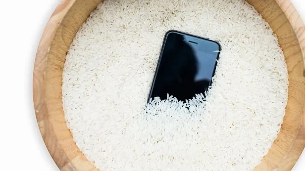 Apple uyardı! Su ile temas eden telefonları pirince yatırırsanız… İşte adım adım suya düşen iPhone modellerine yapacağınız işlemler