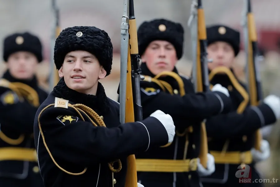 Rusya'dan renkli görüntüler! 'Sovyet askerleri' Kızıl Meydan'da... 12