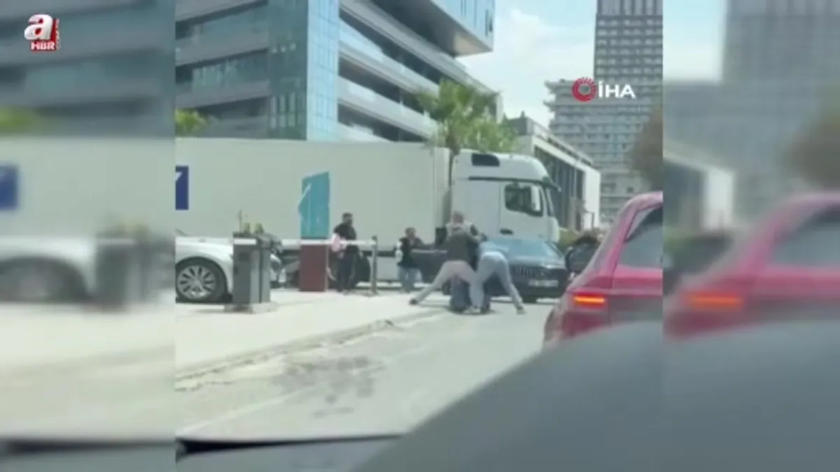 İzmir'de trafikte satırlı kavga kamerada
