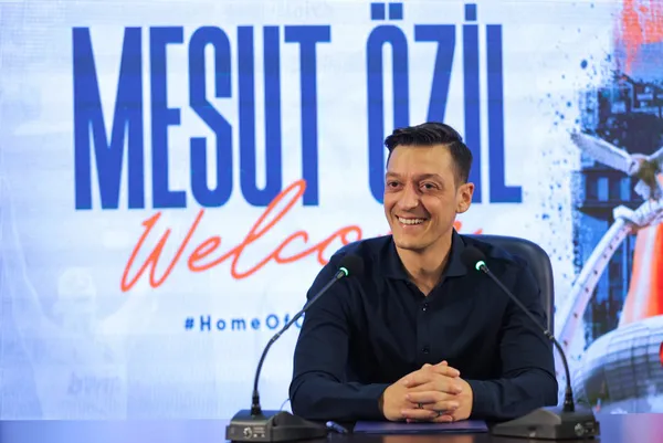 Son dakika: Mesut Özil futbolu bıraktığını açıkladı!