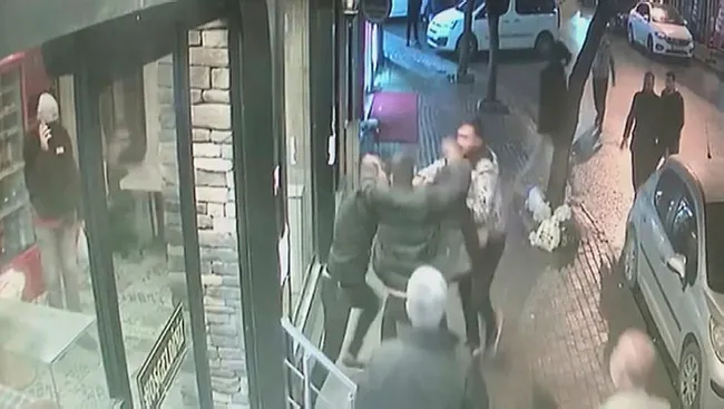 İstanbul’da silahlı kavga kamerada! Lüks cipini husumetli olduğu şahsın üzerine sürdü - 7