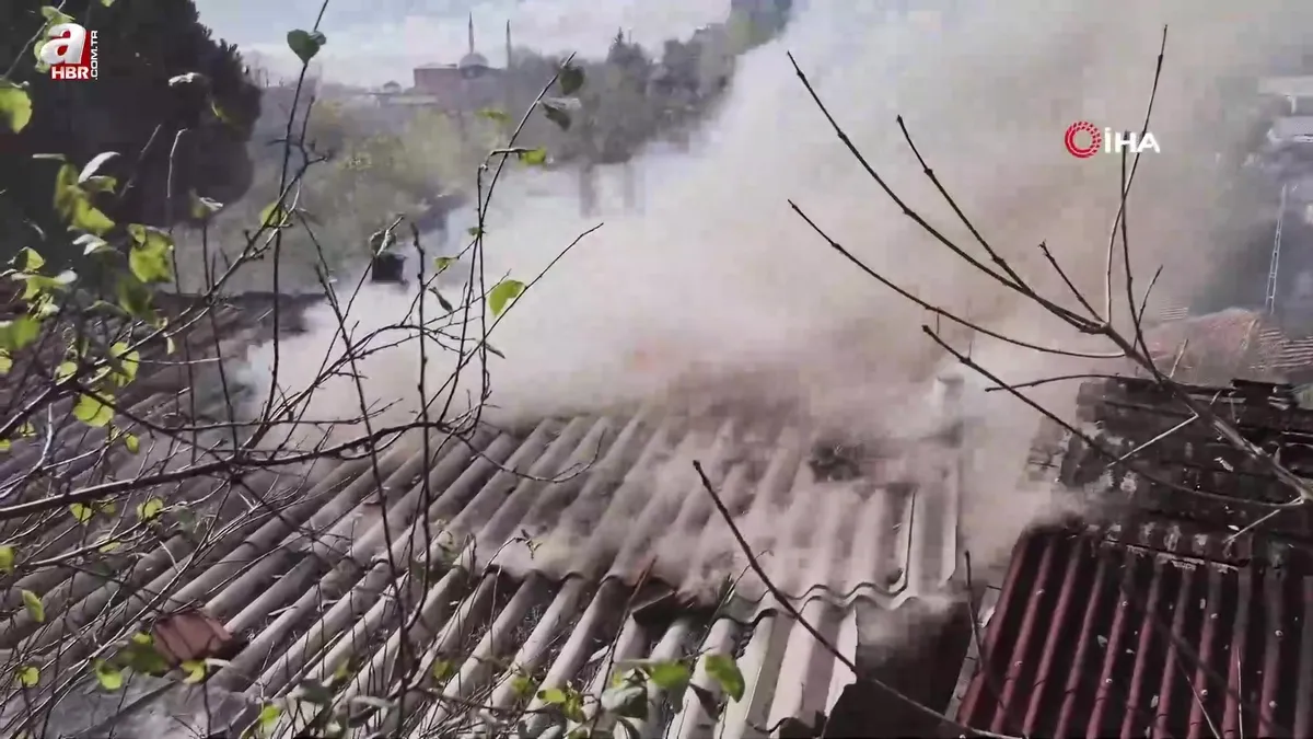 Sultangazi’de gecekonduda korkutan yangın