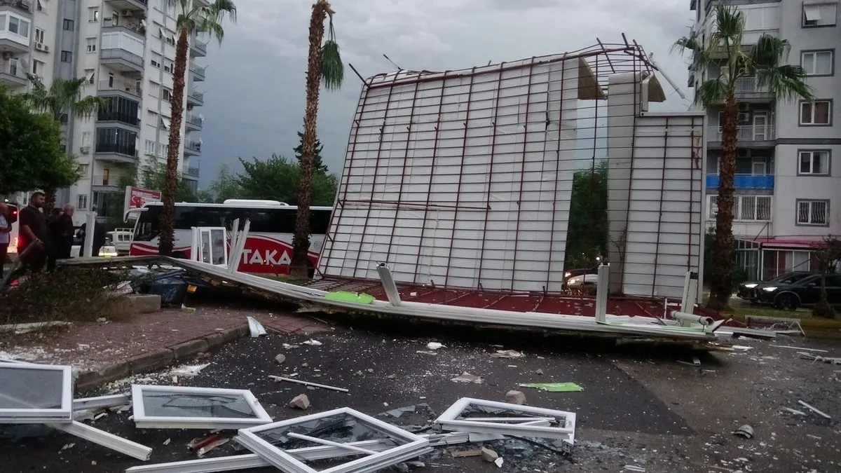 Tonlarca ağırlıktaki çatının fırtınada uçtuğu anlar kamerada