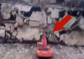 Bina iş makinesinin üzerine çöktü