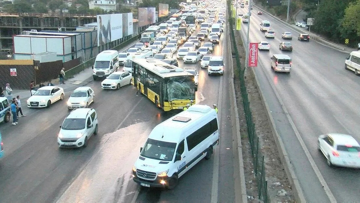 İstanbul'da trafiği felç eden kaza! İki İETT aracı birbirine girdi