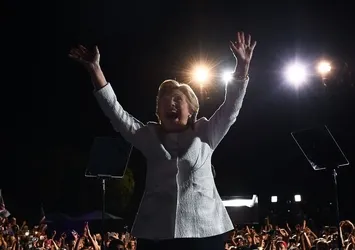 Hillary Clinton da soru çalmış!